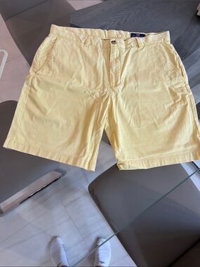 Vineyard Vines Pale Yellow Flat-Front Cotton Shorts. Size 35